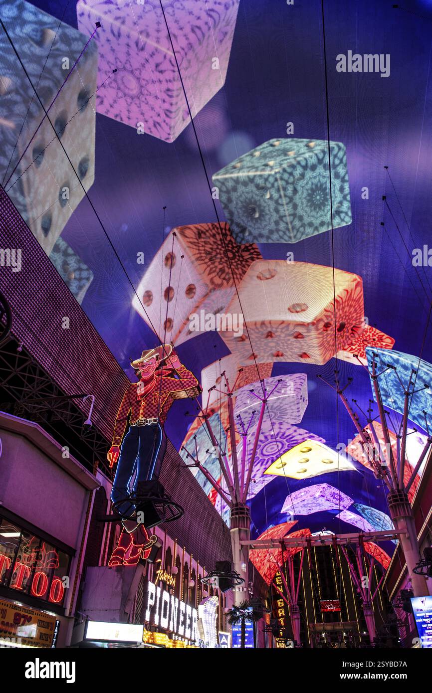 Vegas Vic-Cowboy e Freemont Street Experience Light Show, Las Vegas, Nevada, Stati Uniti, Nord America Foto Stock