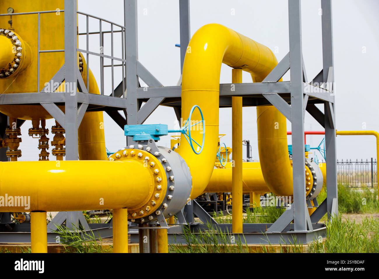 Attrezzature e tubazioni per giacimenti petroliferi Foto Stock