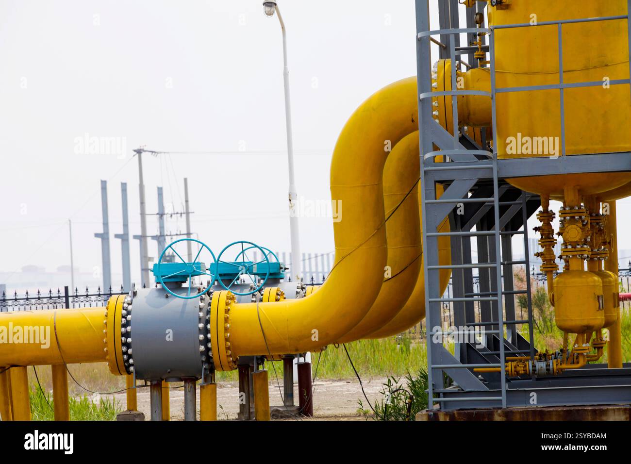 Attrezzature e tubazioni per giacimenti petroliferi Foto Stock
