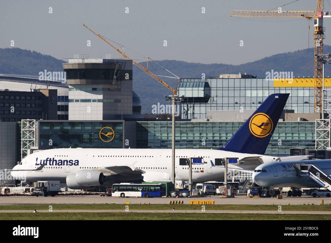 Airbus A 380 presso l'aeroporto internazionale di Francoforte Foto Stock