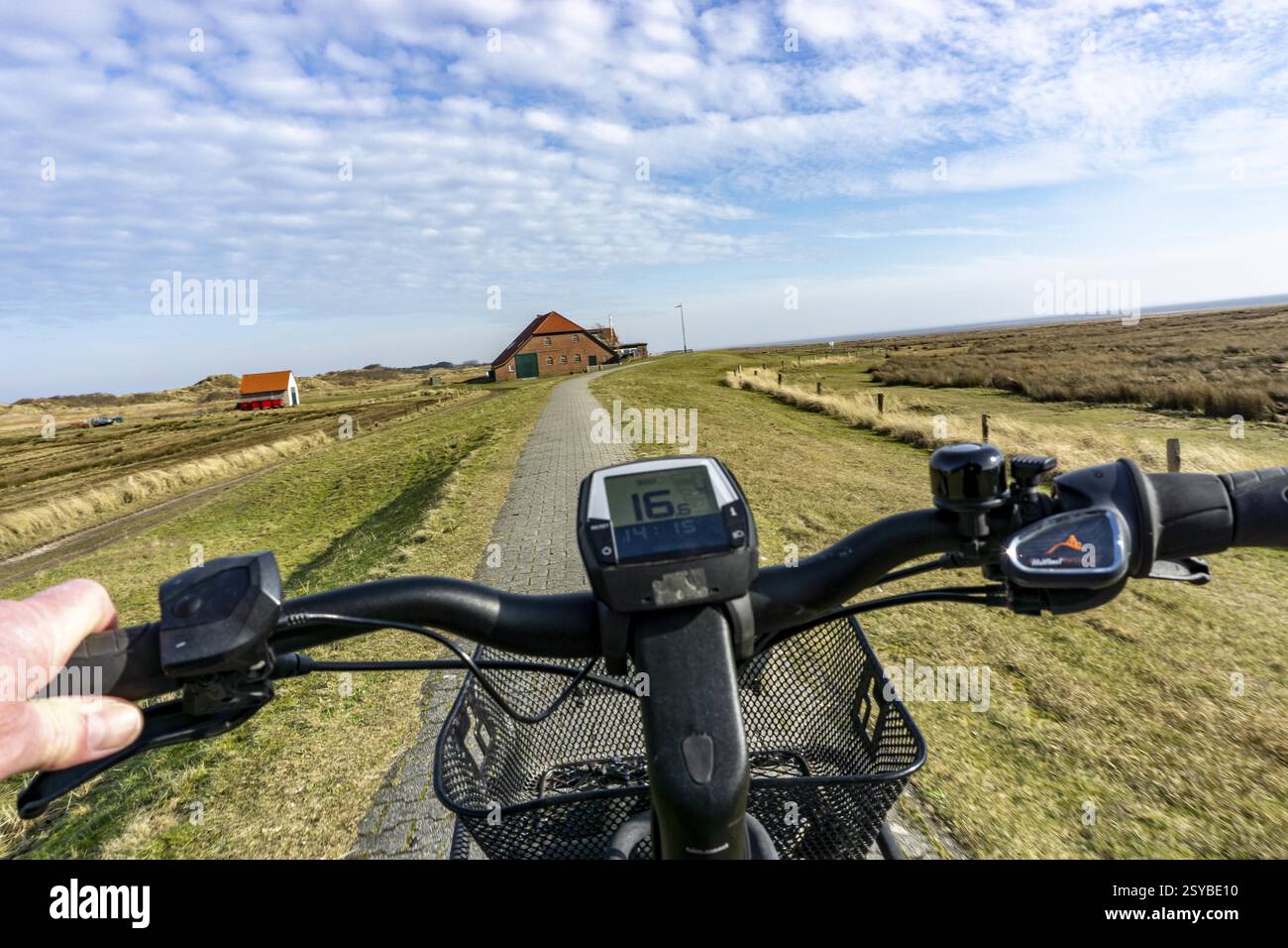 L'isola di Juist nella Frisona orientale del Mare del Nord in inverno, in bicicletta nella parte occidentale dell'isola, su sentieri di diga, fino a Domaene Bill, bicicletta elettrica, bassa Sassonia, Germania Foto Stock