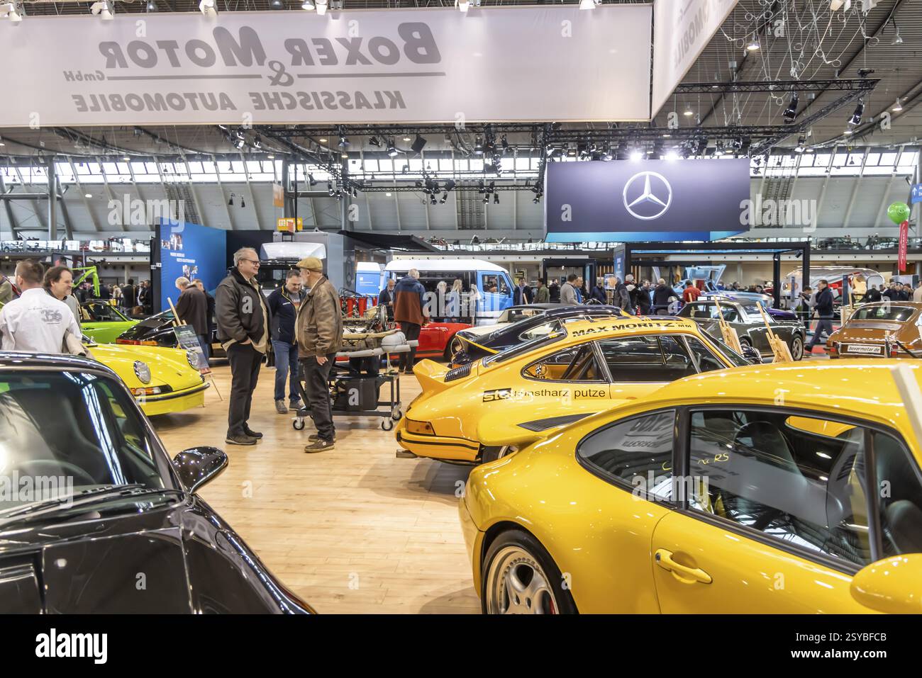 A Stoccarda si apre la mostra d'auto retro Classics. Con oltre 90, 000 visitatori e più di 900 espositori, la fiera per la cultura della guida è al centro Foto Stock