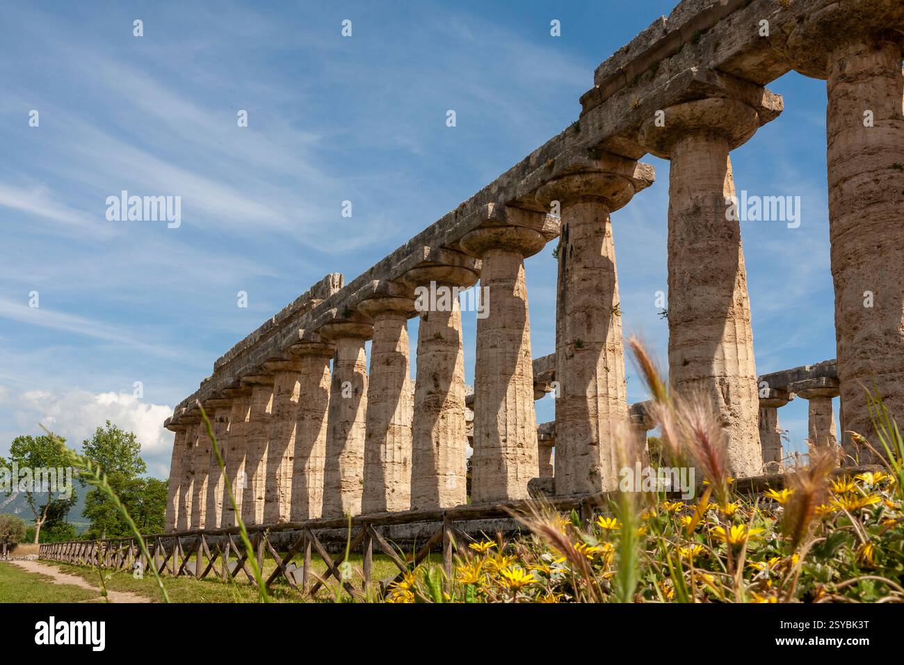 Il primo Tempio di era, noto anche come Tempio di era i e la Basilica, un antico tempio greco costruito intorno al 550 a.C. a Paestum, in Campania Foto Stock