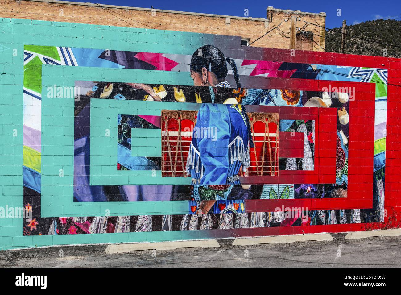 Pittura murale con motivi delle prime Nazioni, Ely, Nevada, Stati Uniti, Nord America Foto Stock