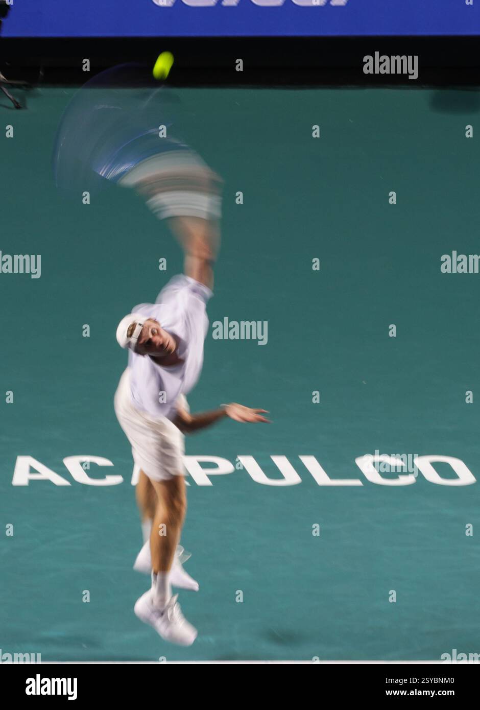 Acapulco, Messico. 27 febbraio 2025. Denis Shapovalov del Canada serve durante i quarti di finale contro Marcos Giron degli Stati Uniti al torneo di tennis ATP Mexican Open 2025 ad Acapulco, Messico, 27 febbraio 2025. Crediti: Francisco Canedo/Xinhua/Alamy Live News Foto Stock
