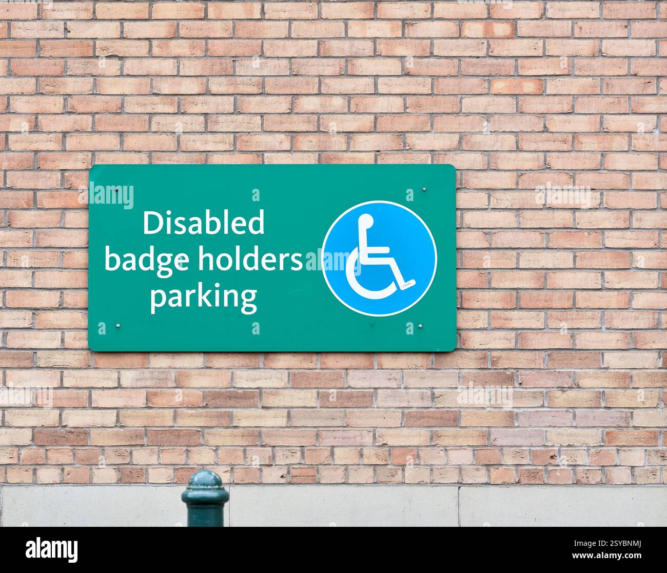 Parcheggio per portatori di badge disabili, supermercato Morrisons, Kettering, Inghilterra. Foto Stock