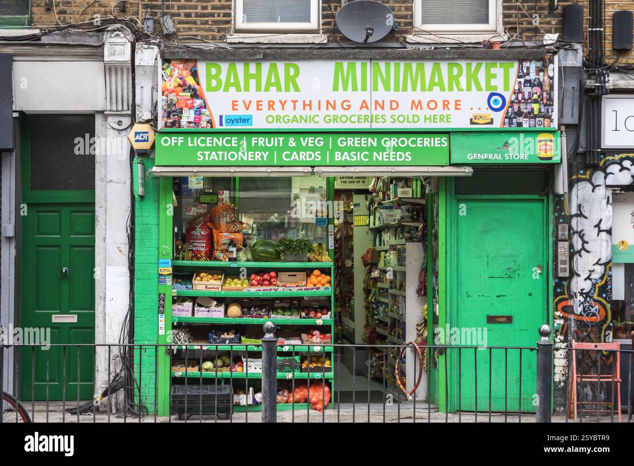 Londra, Regno Unito - 12 luglio 2024 - il negozio all'angolo di un negozio a Hoxton Foto Stock