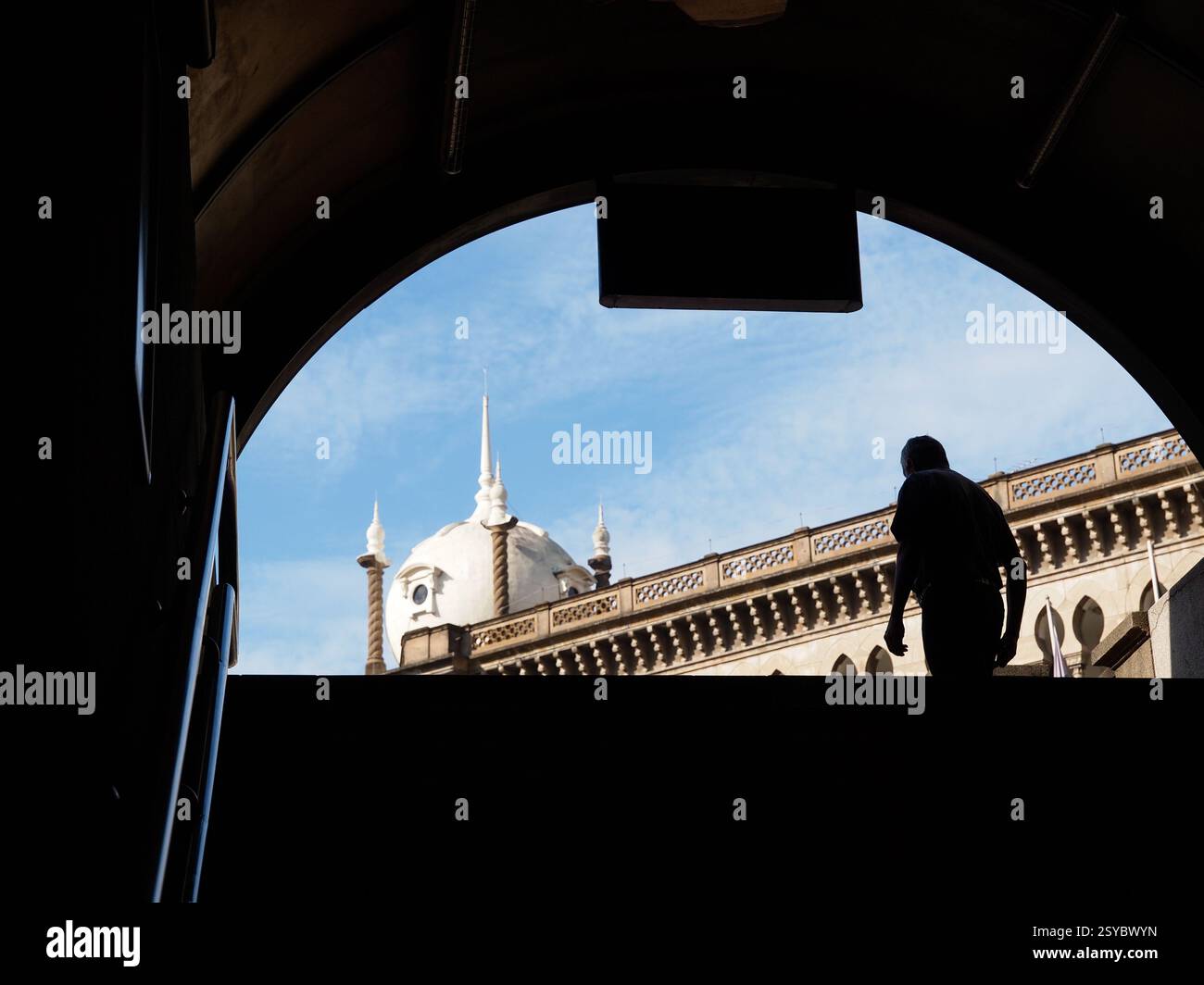 20 marzo 2011, Kuala Lumpur, Malesia - Una persona che cammina attraverso l'attraversamento pedonale sottopassaggio e sale attraverso le scale verso il KTMB Foto Stock