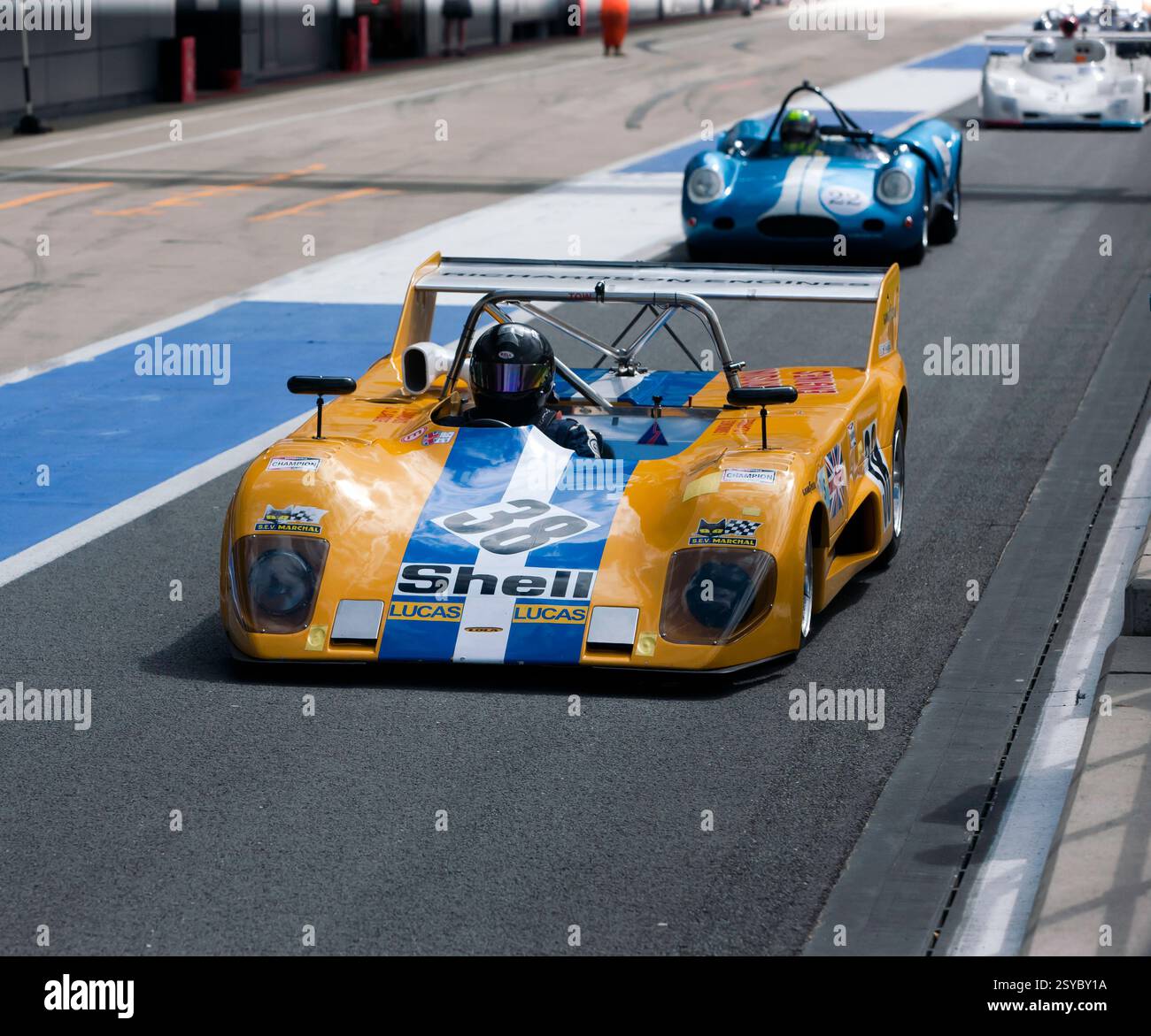 James Claridge guida la sua gialla, 1973, Lola T292, lungo la pit Lane per iniziare la sessione di qualificazione del CAN-AM 50 Interserie Challenge Trophy Foto Stock