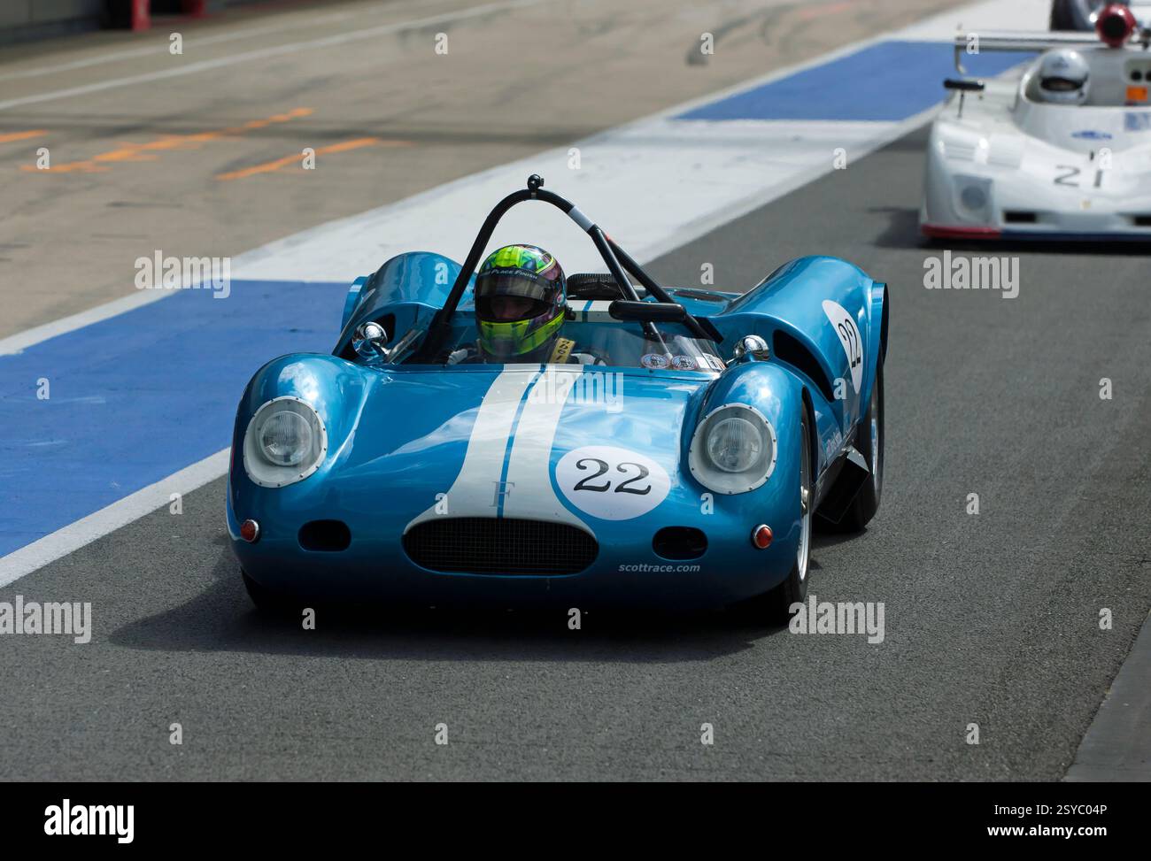 Matt Manderson guida il suo 1962 Blue Fred Davies Special lungo la pit Lane per la sessione di qualificazione del CAN-AM 50 Interserie Challenge Trophy Foto Stock