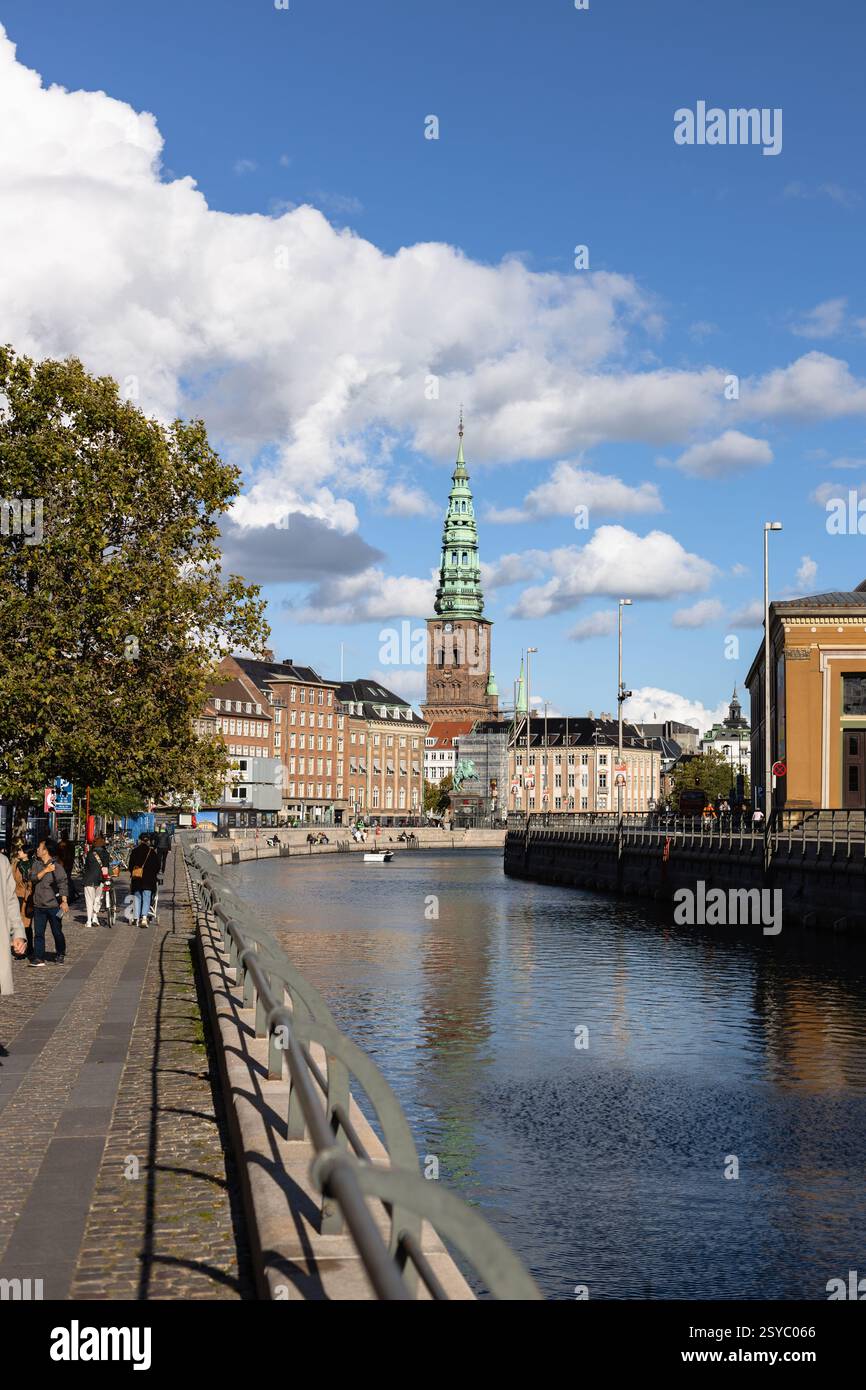 Nikolaj Kunsthal ed edifici storici, vista dal canale fluviale Foto Stock