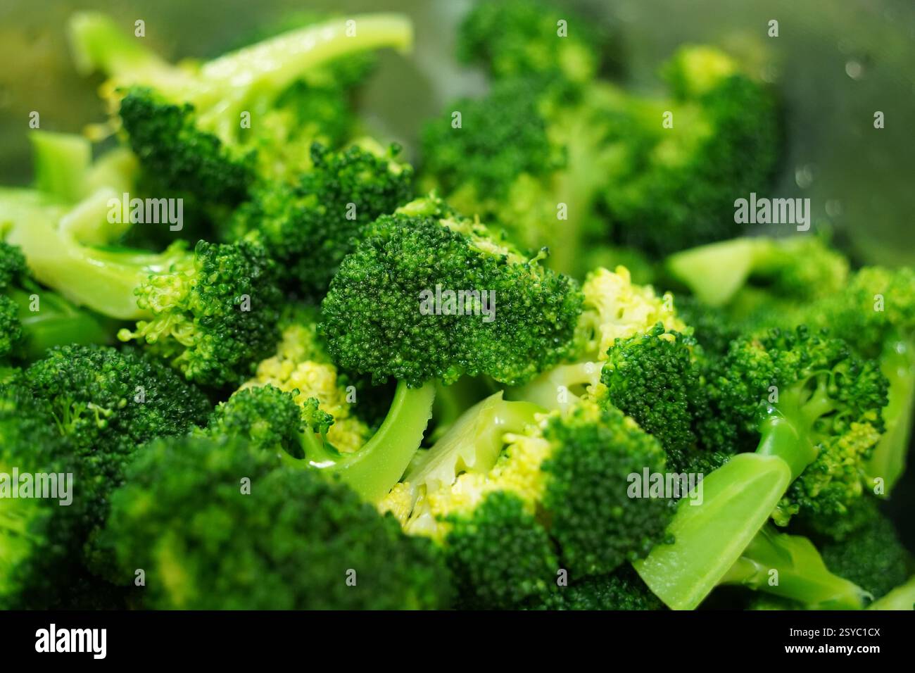 Primo piano di broccoli verdi freschi in colino di acciaio inossidabile Foto Stock