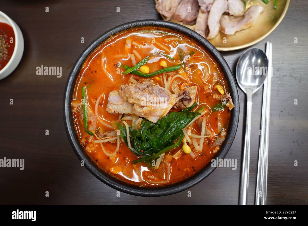 La zuppa di maiale è una zuppa fatta con carne di maiale, intestini e salsiccia di sangue, ed è un cibo coreano rappresentativo. Foto Stock