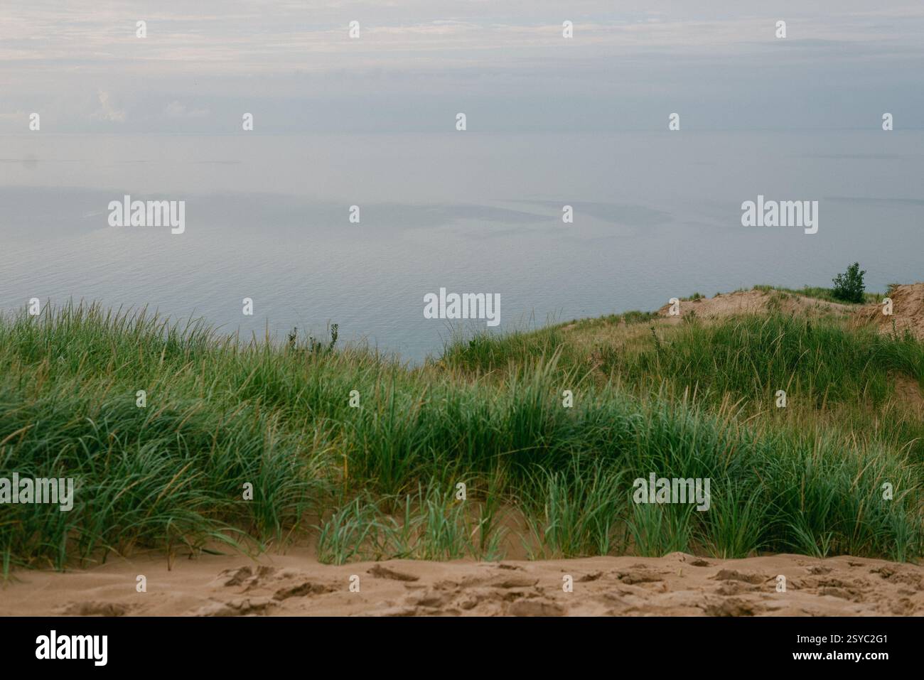 Acque tranquille e Rolling Hills Foto Stock