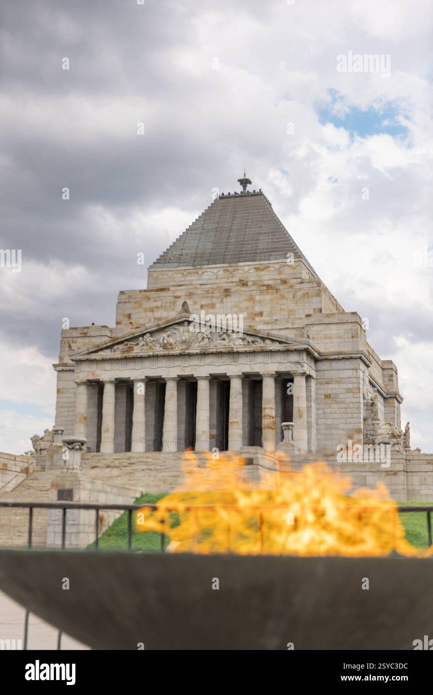 Santuario della memoria con fiamma eterna in primo piano Foto Stock
