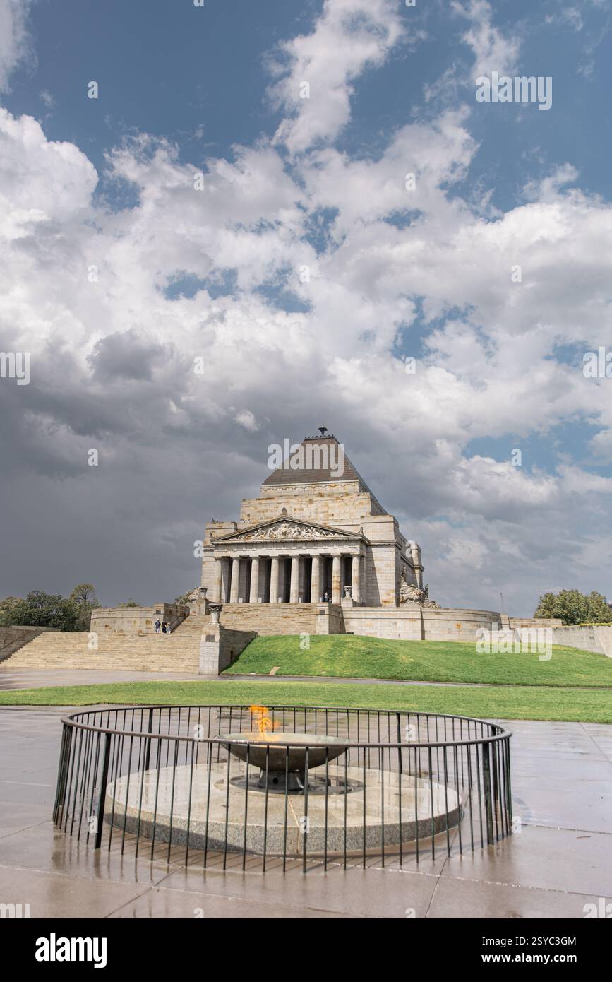 Fiamma eterna al Santuario della memoria sotto il cielo drammatico Foto Stock