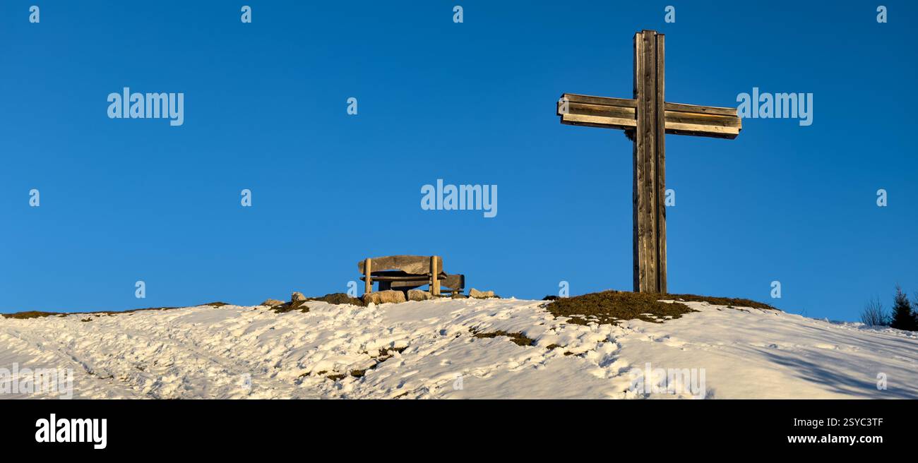 croce panoramica sulla cima della montagna con cielo blu Foto Stock