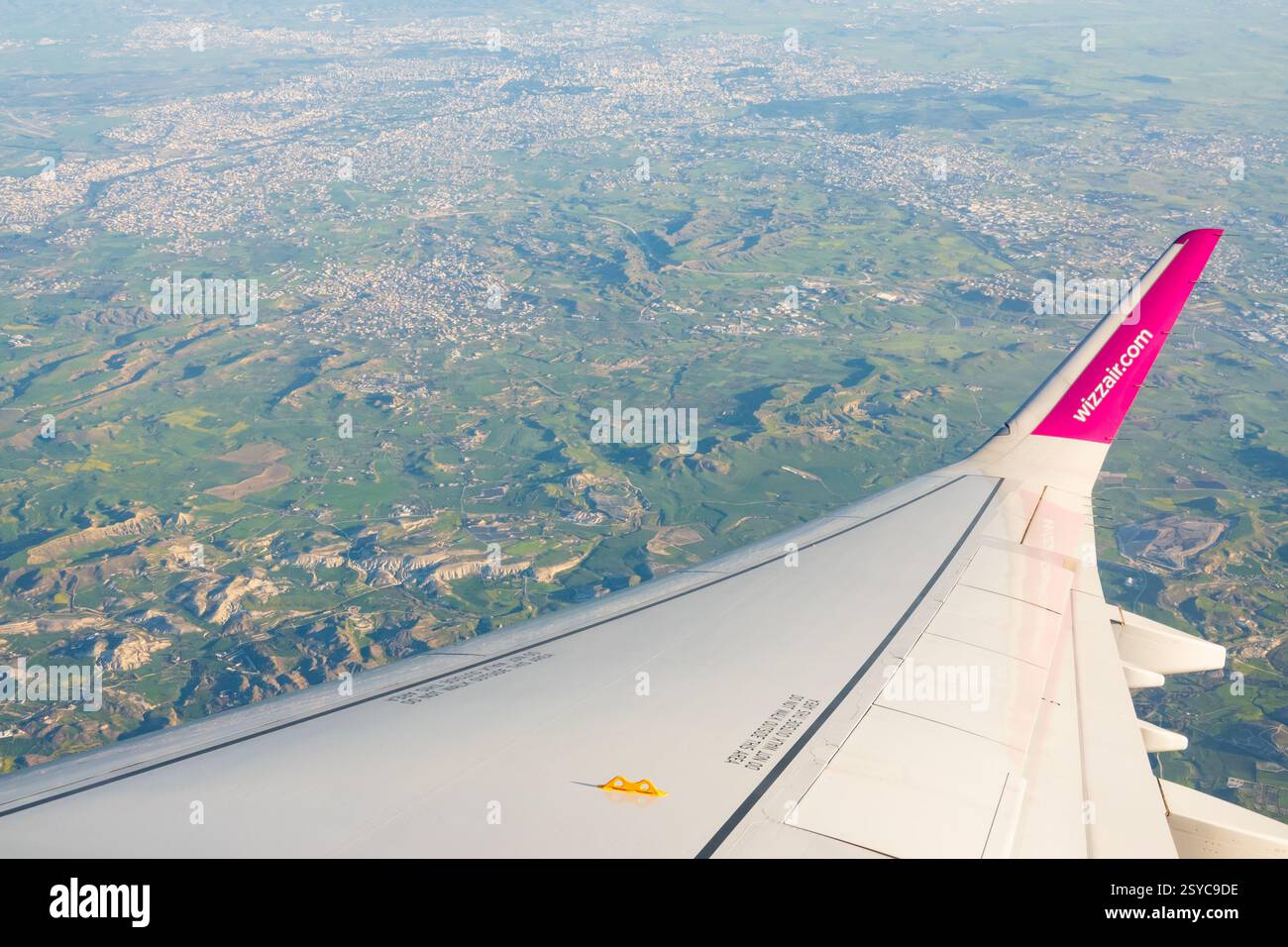 Logo della compagnia aerea Wizzair sulla punta alare di un Airbus A321 Neo.Airliner che sorvola Cipro Foto Stock