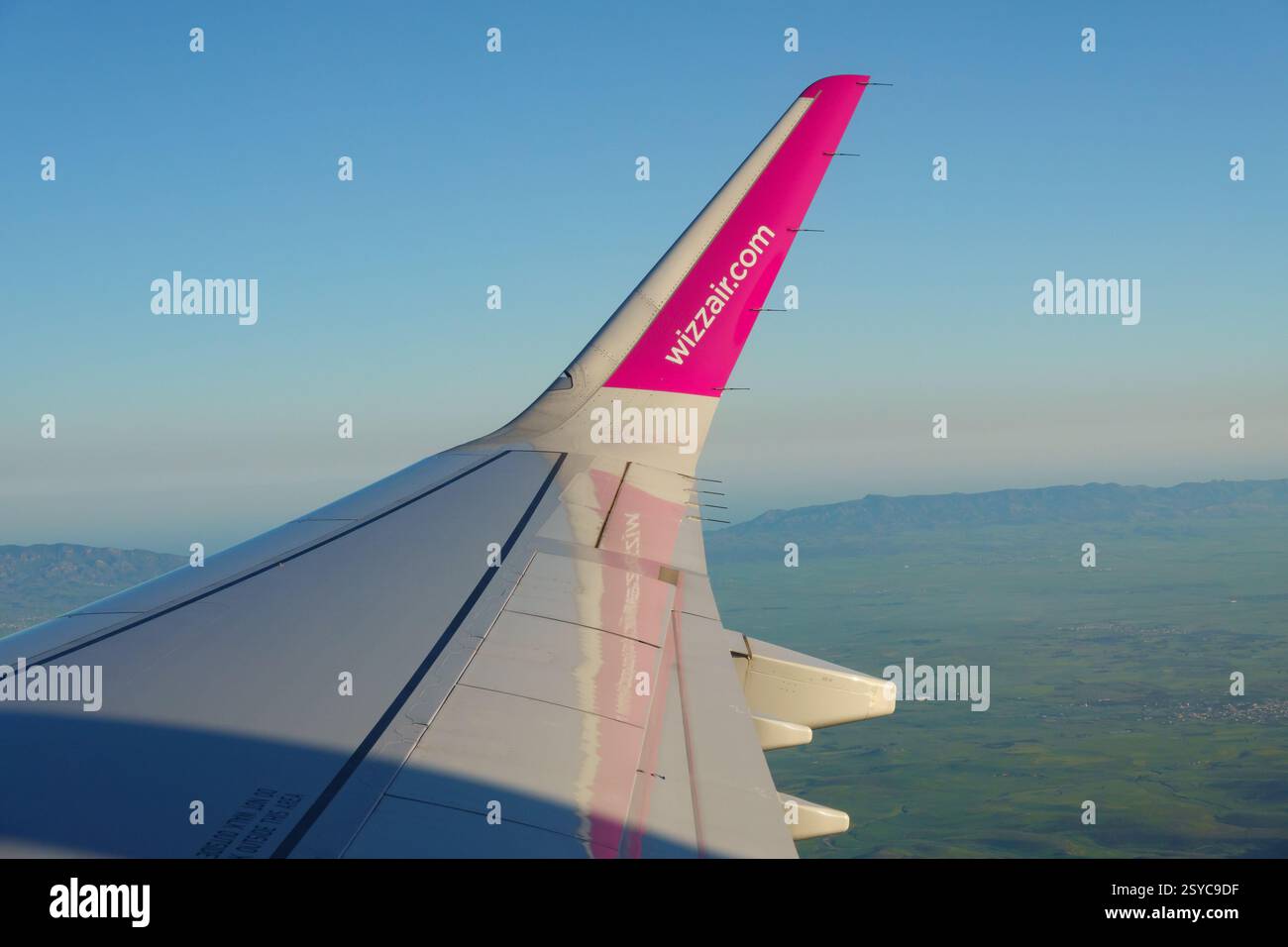 Logo della compagnia aerea Wizzair sulla punta alare di un Airbus A321 Neo.Airliner che sorvola Cipro Foto Stock