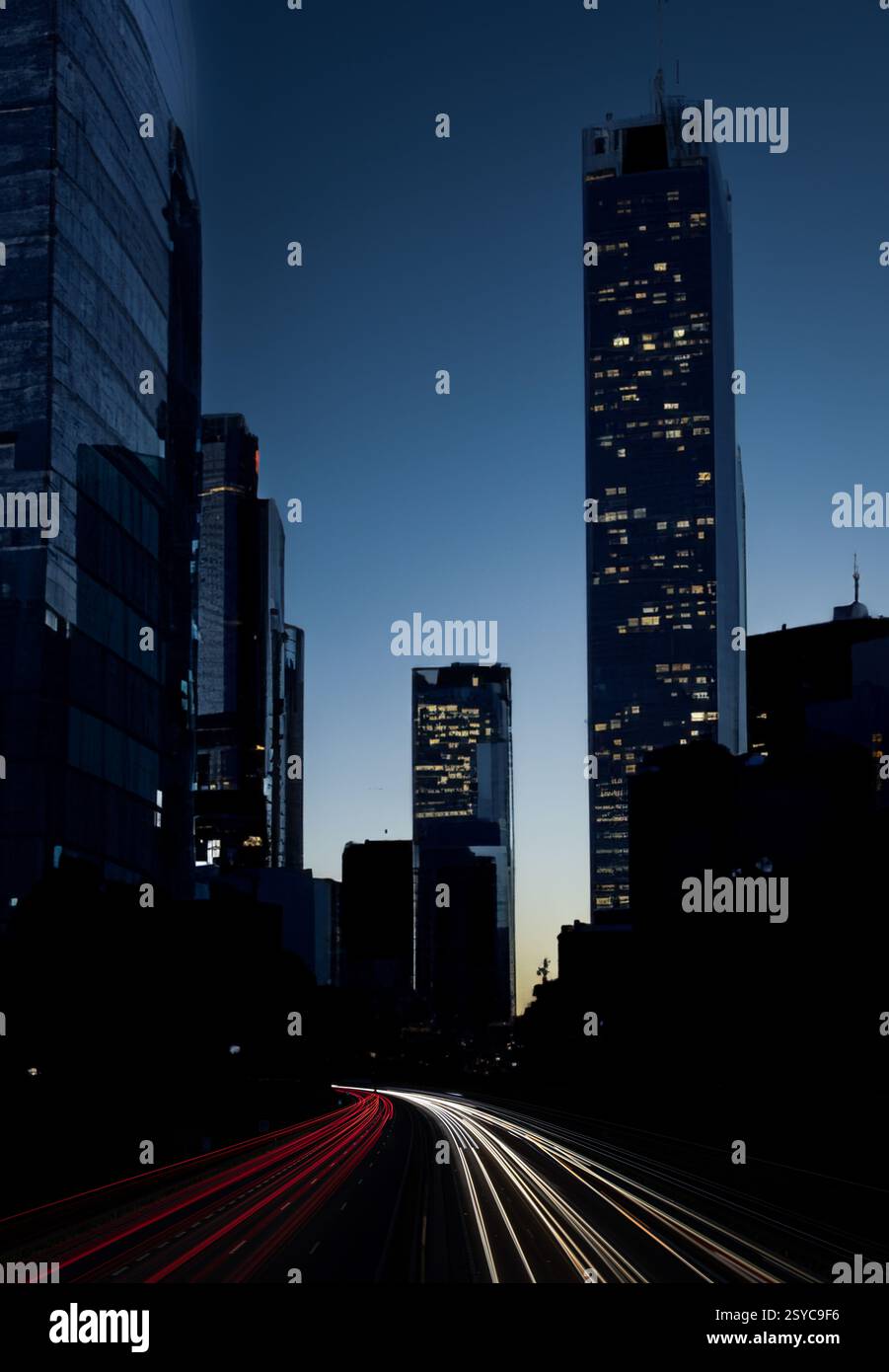 Scena notturna drammatica con skyline della città e Light Trails Foto Stock