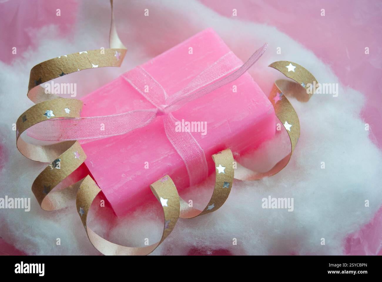 Sapone rosa realizzato a mano su un morbido sfondo bianco. Foto Stock