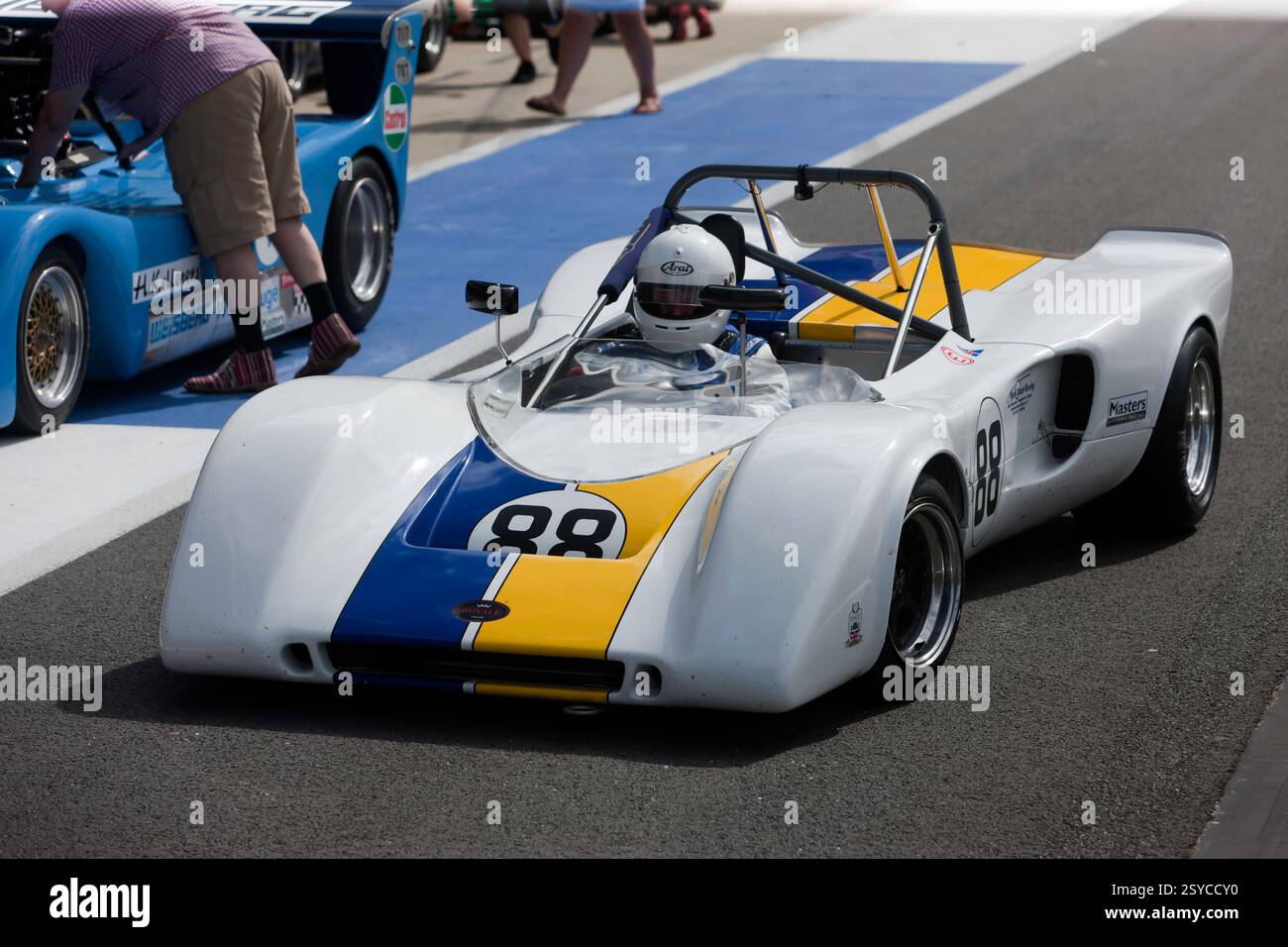 Kevin Cooke guida la sua White, 1973, Royale RP17 lungo la pit Lane per la sessione di qualificazione del CAN-AM 50 Interserie Challenge Trophy Foto Stock