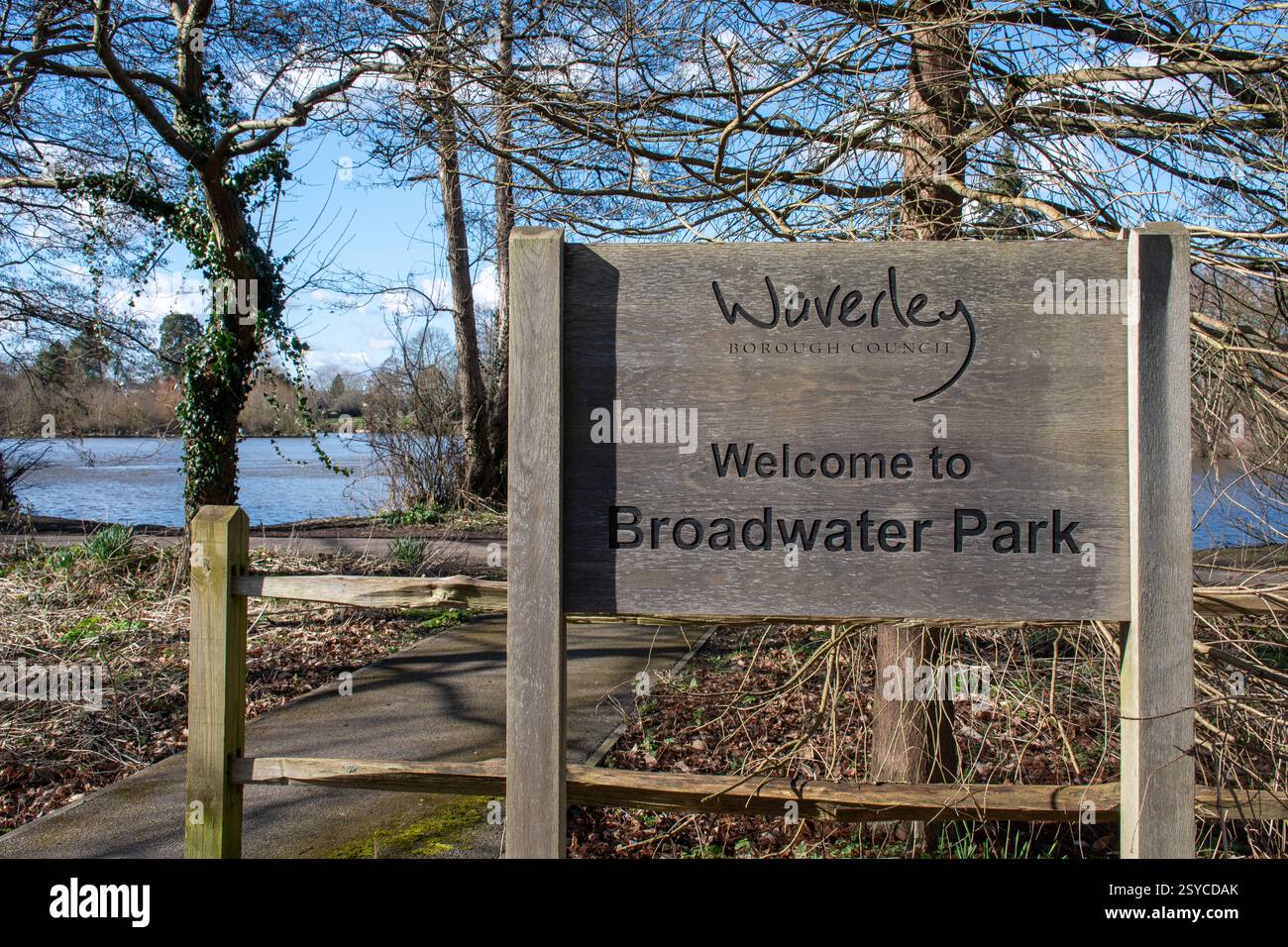Benvenuto al cartello di Broadwater Park, cartello del comune di Waverley, Farncombe, Surrey, Inghilterra, Regno Unito Foto Stock