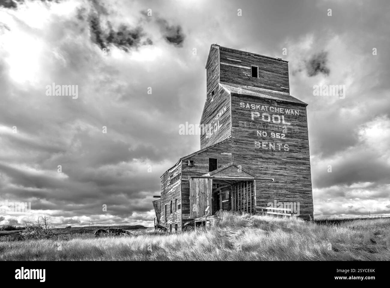 Silo di grano con la scritta "spruzzare in una direzione" sul lato. Il silo è vecchio e abbandonato Foto Stock