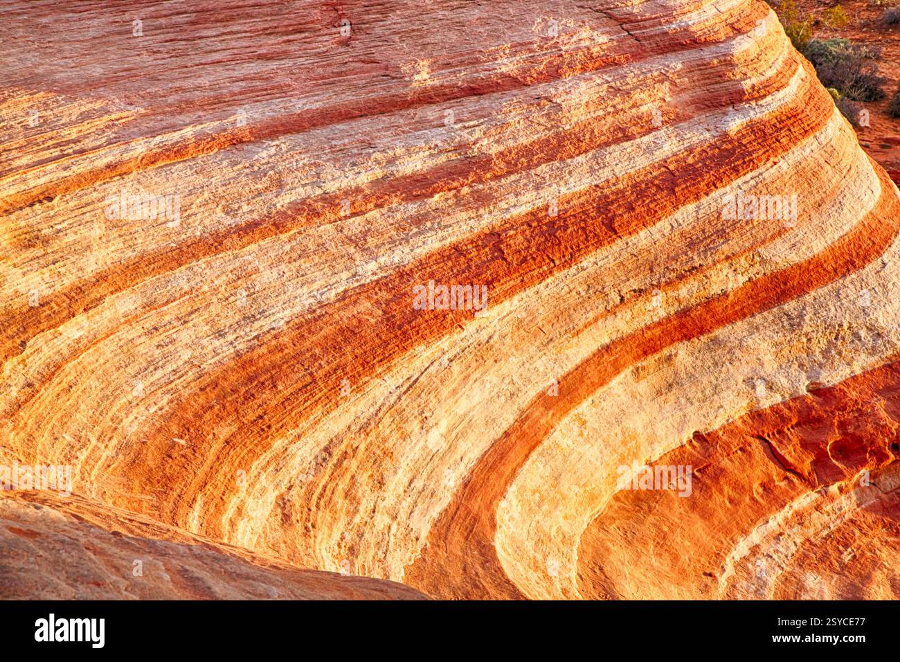 Rocky Hillside con una striscia rossa. La collina è fatta di arenaria Foto Stock