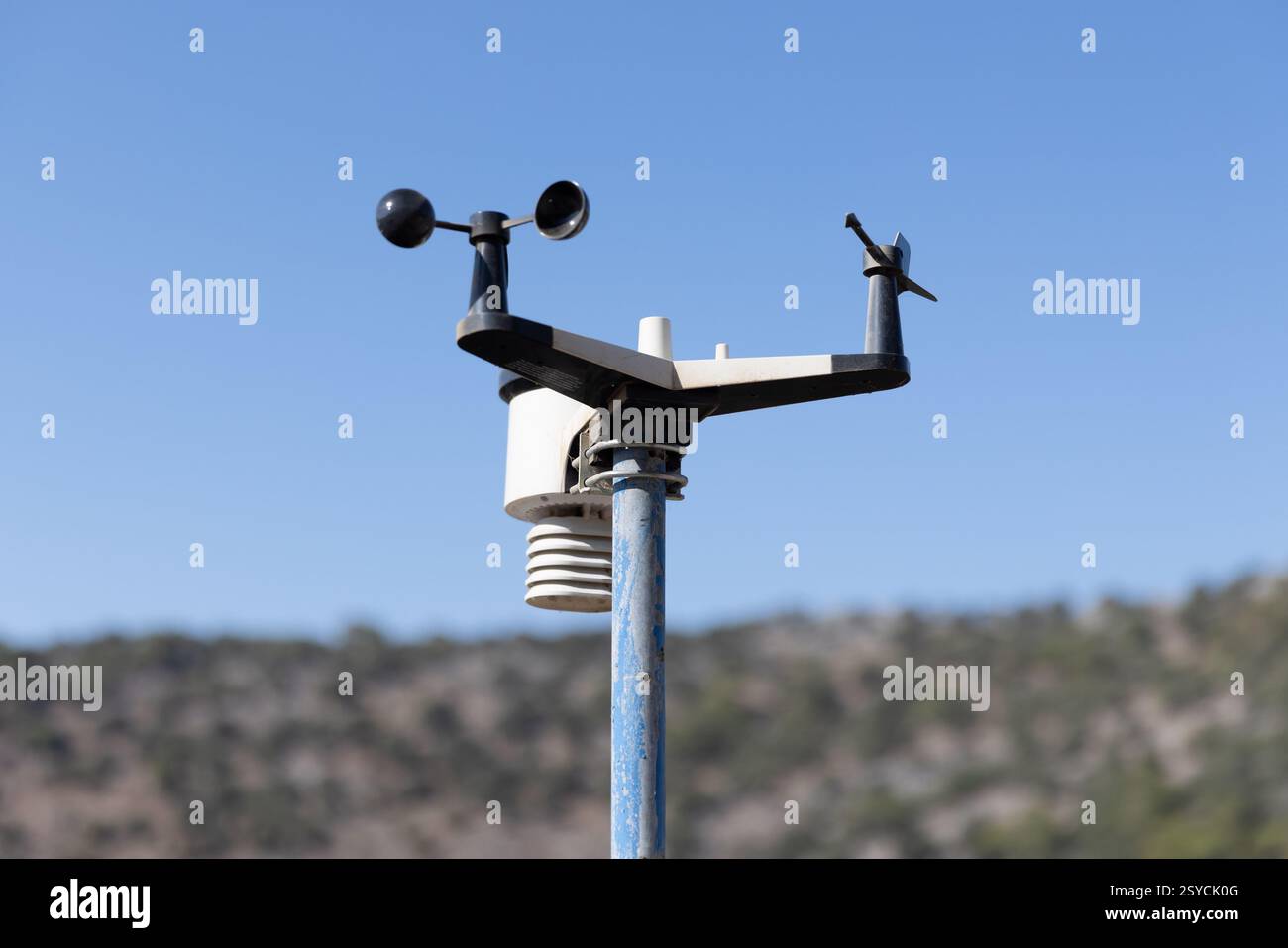 Un dispositivo di misurazione meteorologica posizionato all'esterno acquisisce i dati con precisione e precisione elevata contro un cielo blu vibrante. Apparecchiature per stazioni meteorologiche Foto Stock