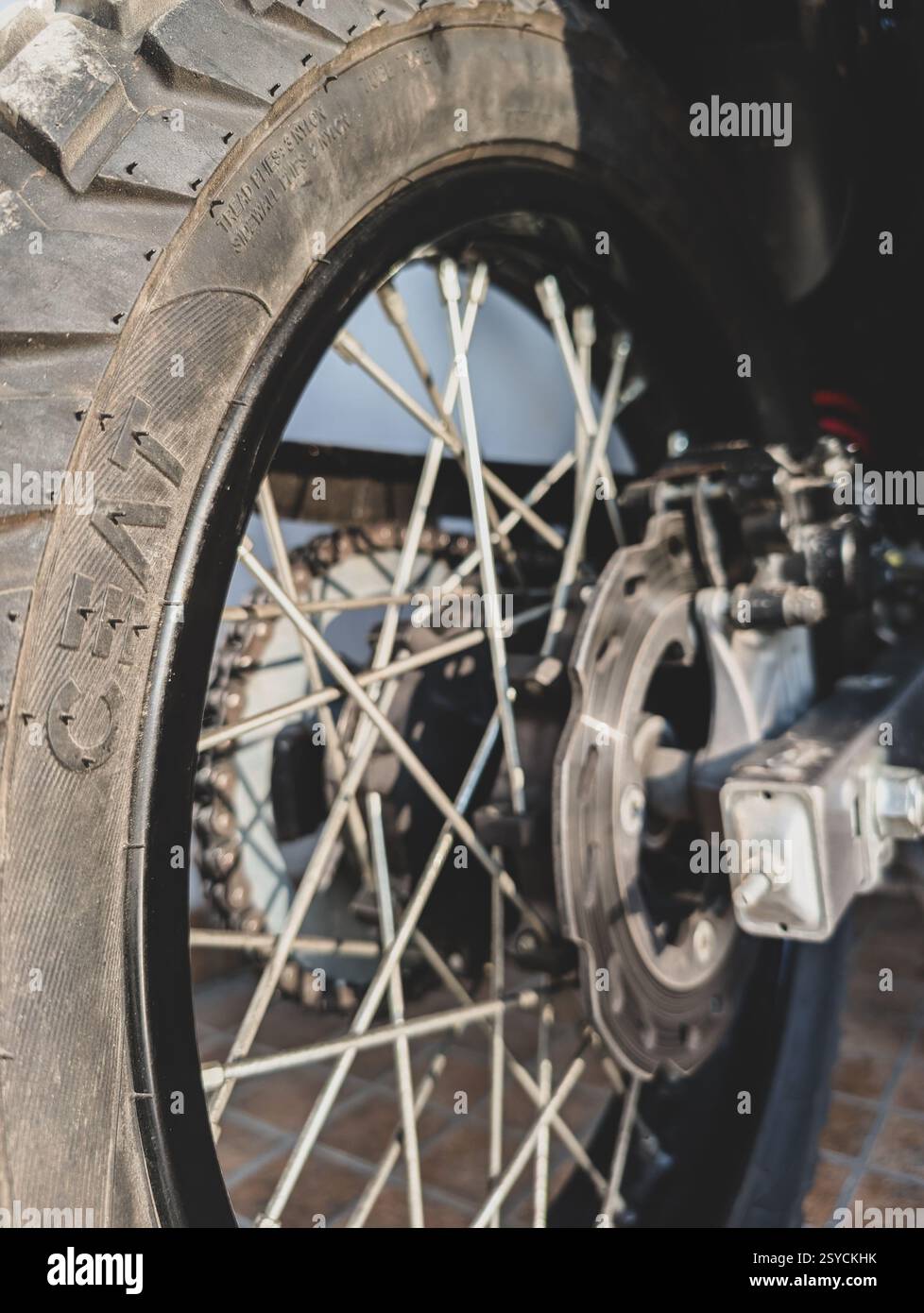 15-2025 Dehradun Uttarakhand India. Pneumatico fuoristrada CEAT su una moderna moto d'avventura con ABS, India. Foto Stock