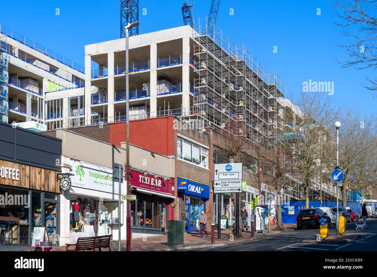 Lavori di costruzione in Paramount Place, in cima a Mount Pleasant Road, a Royal Tunbridge Wells. In precedenza il sito del demolito ABC Cinema. Foto Stock
