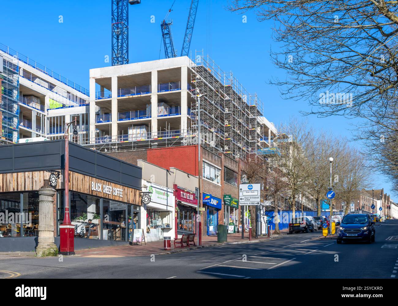 Lavori di costruzione in Paramount Place, in cima a Mount Pleasant Road, a Royal Tunbridge Wells. In precedenza il sito del demolito ABC Cinema. Foto Stock
