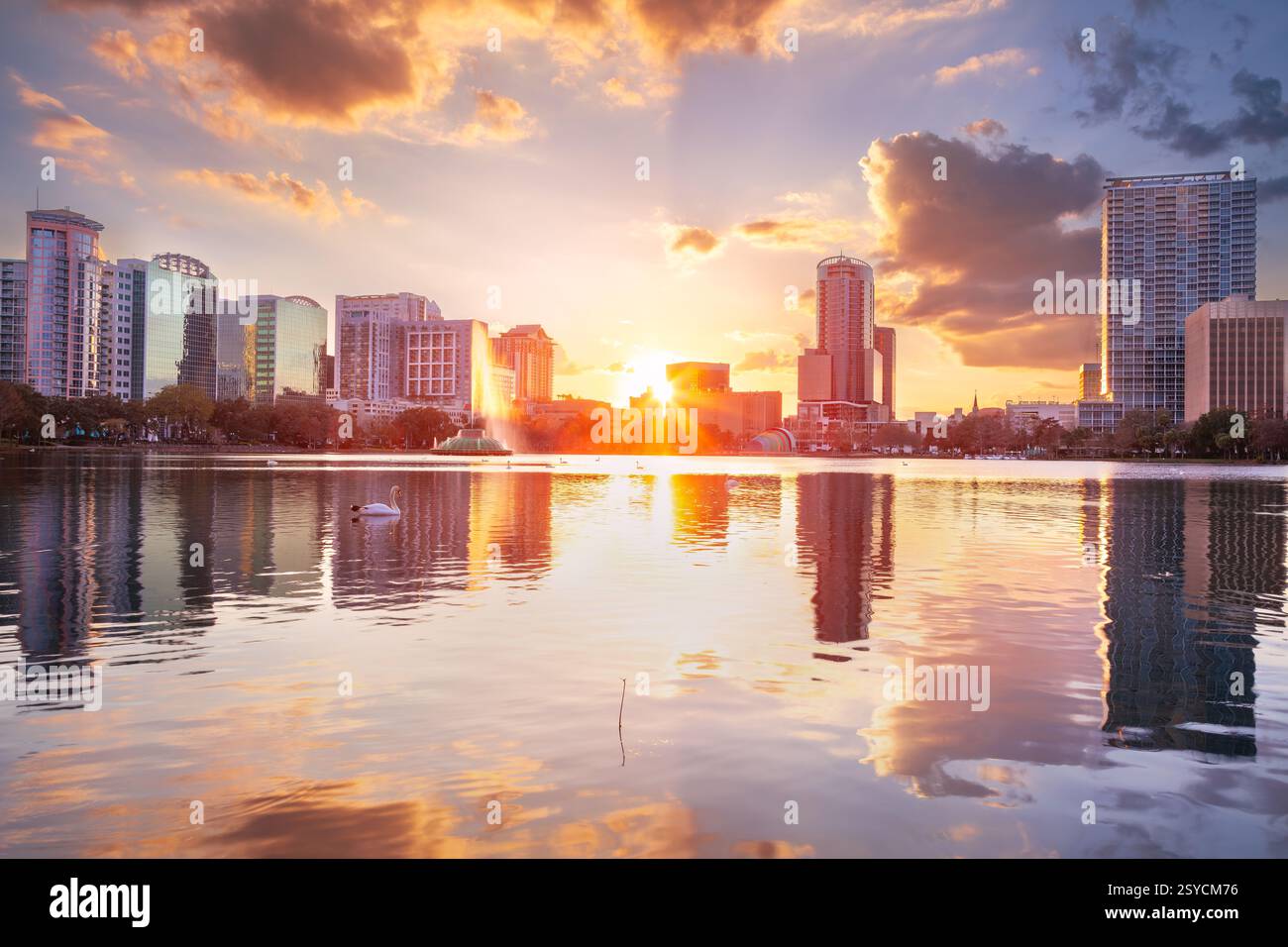 Orlando, Florida, Stati Uniti. Immagine del paesaggio urbano di Orlando, Florida, con riflessi dello skyline della città in acqua al bellissimo tramonto. Foto Stock