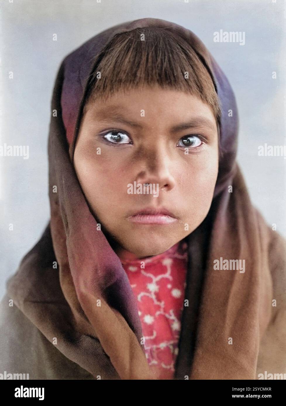 Una foto restaurata e colorata di un bambino nativo americano Qahatika, intorno al 1907 Foto Stock