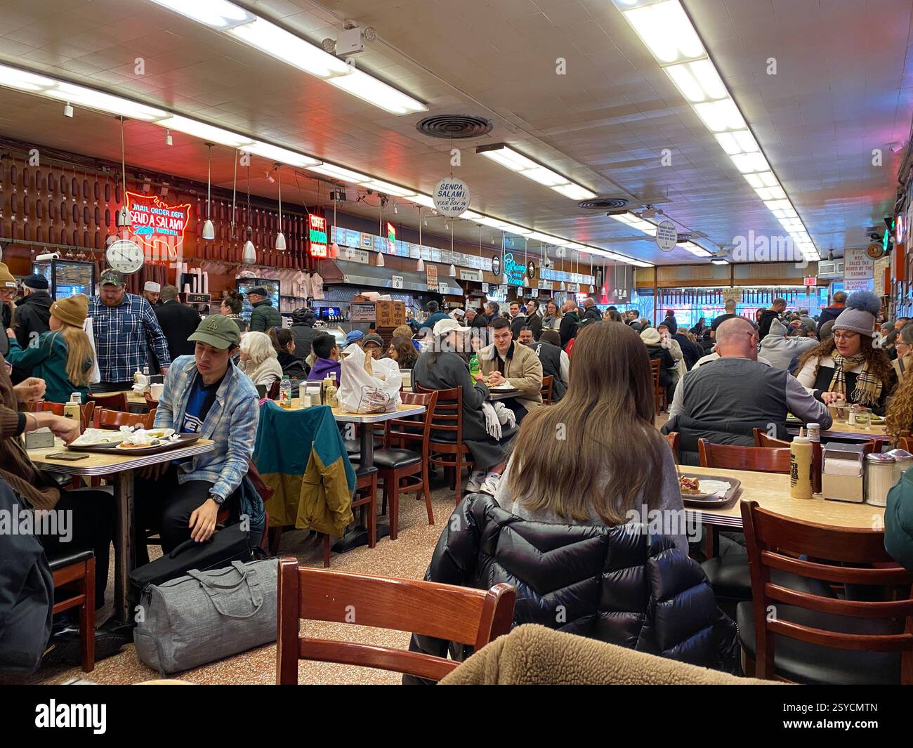 Innenraum von Katz's Delicatessen a New York. Der Tisch von Meg Ryan und Tom Hanks wird durch ein an der Decke baumelndem Schild angezeigt. Foto Stock