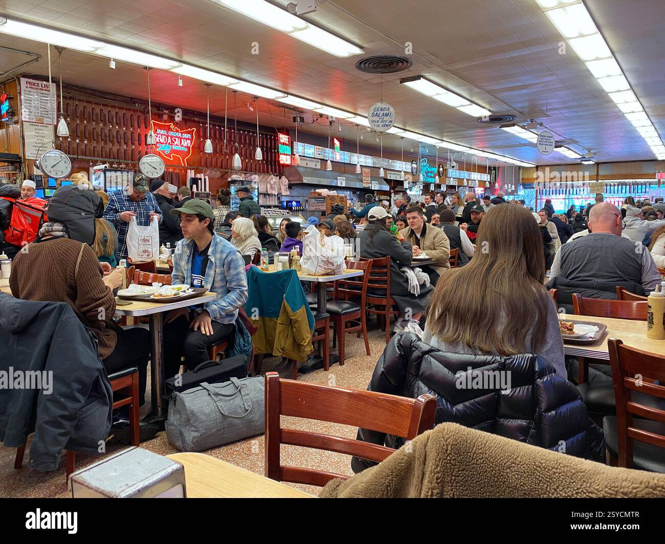 Innenraum von Katz's Delicatessen a New York. Der Tisch von Meg Ryan und Tom Hanks wird durch ein an der Decke baumelndem Schild angezeigt. Foto Stock