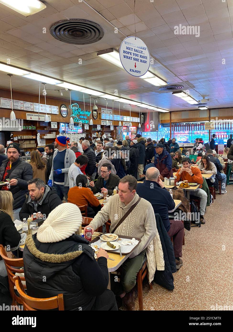 Innenraum von Katz's Delicatessen a New York. Der Tisch von Meg Ryan und Tom Hanks wird durch ein an der Decke baumelndem Schild angezeigt. Foto Stock