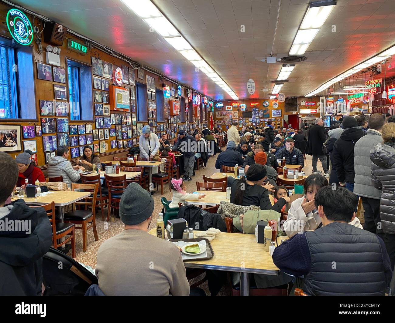 Innenraum von Katz's Delicatessen a New York. Der Tisch von Meg Ryan und Tom Hanks wird durch ein an der Decke baumelndem Schild angezeigt. Foto Stock