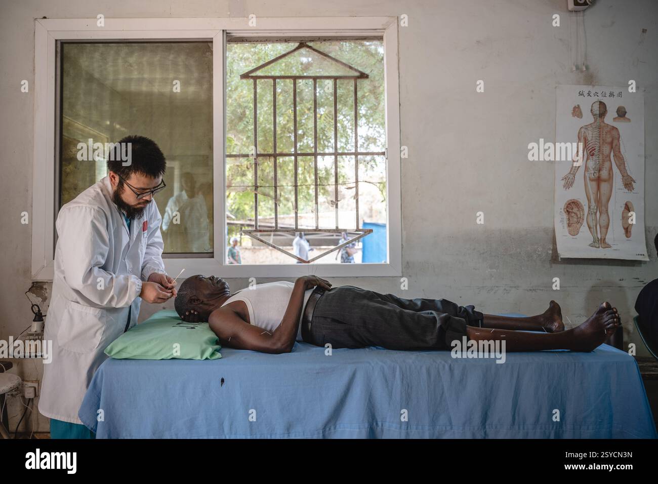 (250228) -- JUBA, 28 febbraio 2025 (Xinhua) -- GU Shaofei, un medico di medicina tradizionale cinese del dodicesimo lotto di squadra medica cinese nel Sud Sudan, conduce un trattamento di agopuntura a un paziente presso il Juba Teaching Hospital di Juba, Sud Sudan, il 26 febbraio 2025. I membri del dodicesimo gruppo di medici cinesi in Sud Sudan hanno svolto compiti di medicina e istruzione presso istituzioni locali tra cui il Juba Teaching Hospital, il Juba Health Sciences Institute e l'Università di Juba da quando sono arrivati il 4 settembre 2024. Avevano trattato 7.124 pazienti ambulatoriali e eseguito 81 su Foto Stock