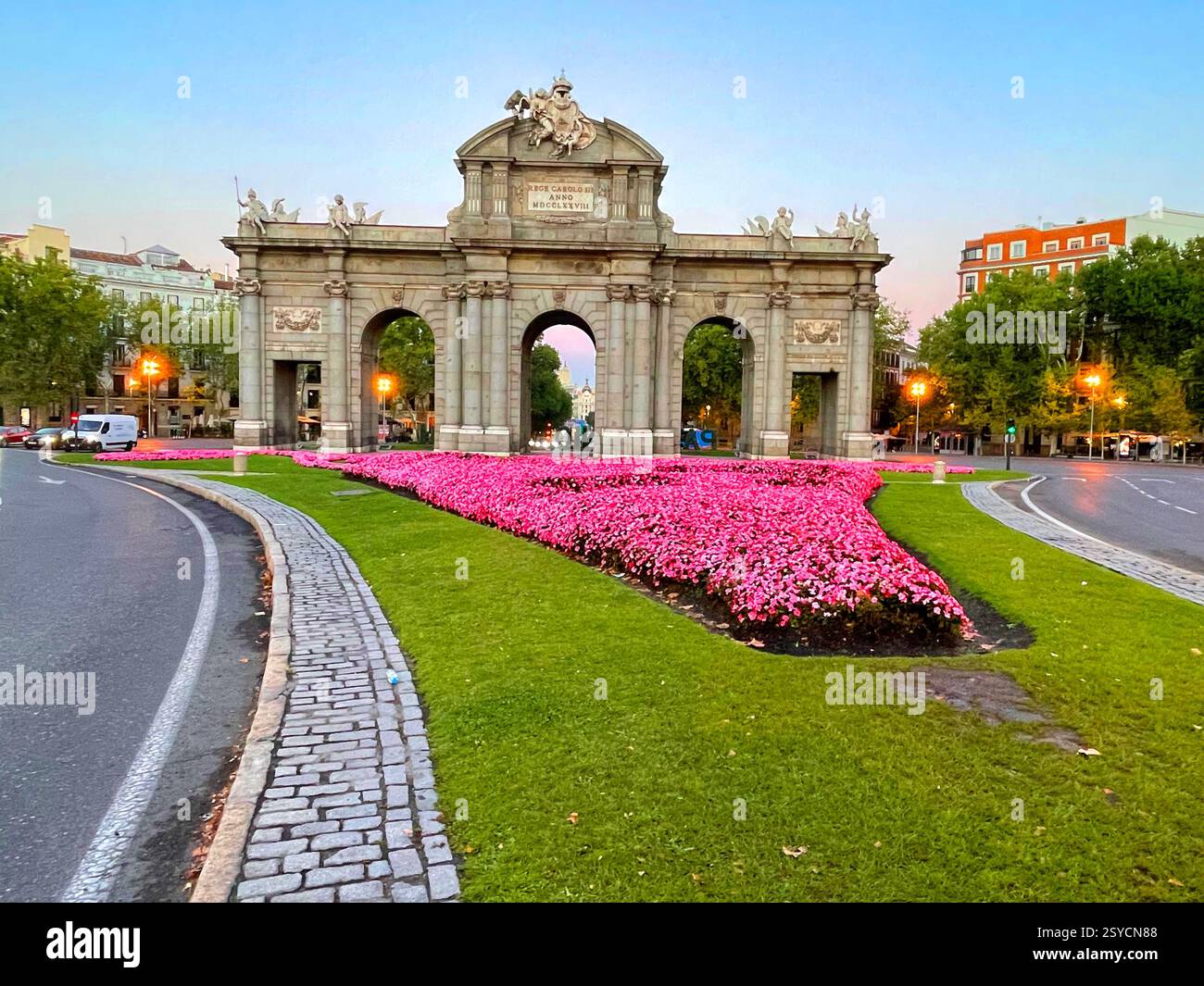 Alla Porta di Alcalá. Madrid, Spagna. - Immagine stock catturata con smartphone