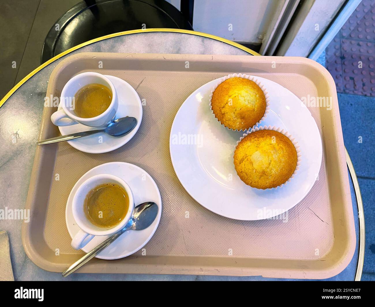 Due tazze di caffè con muffin su un vassoio Vista dall'alto. Foto Stock