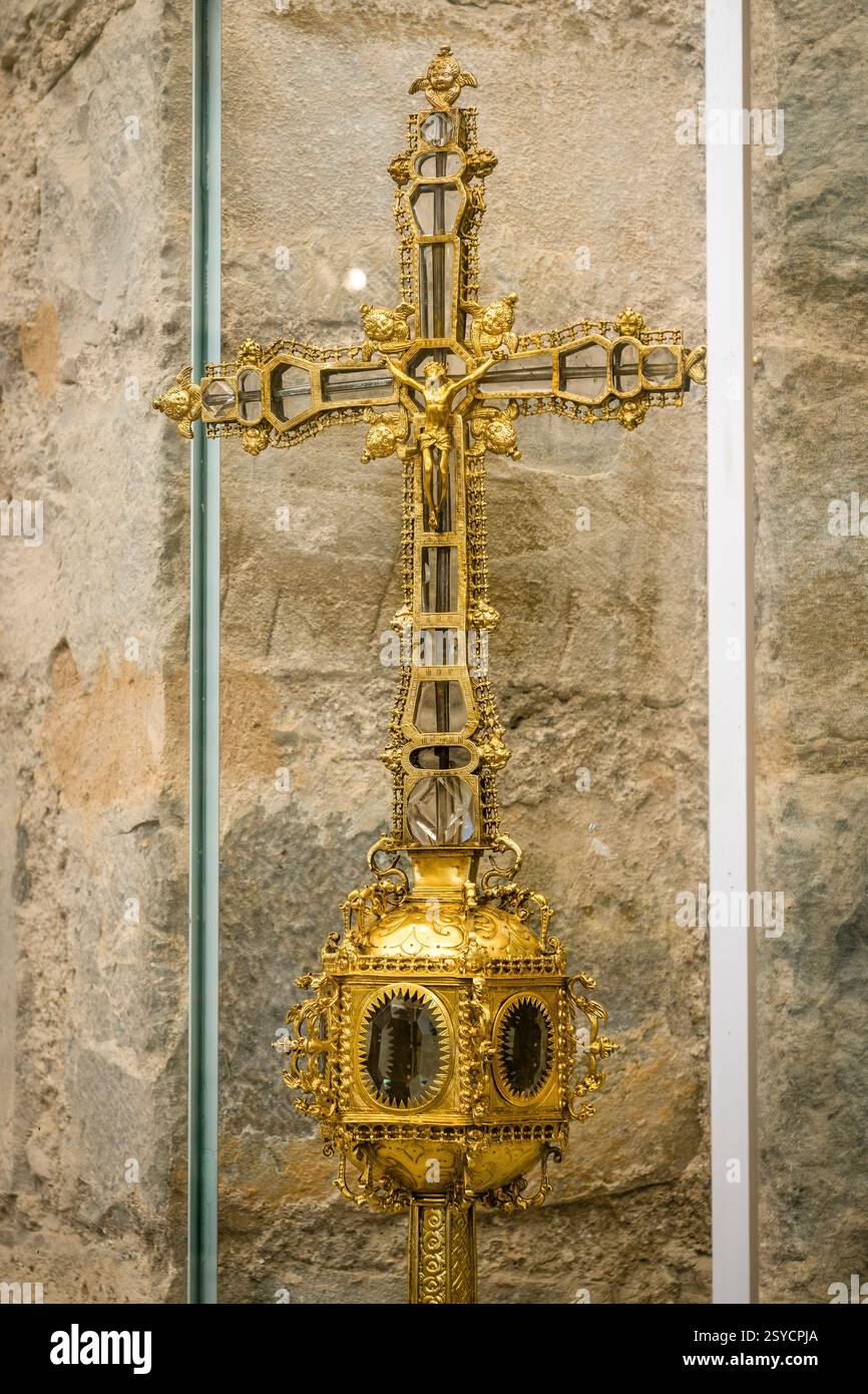 Croce cerimoniale, chiesa del monastero di San Pedro, XI-XII secolo, Siresa, valle di Hecho, Pirenei aragonesi, Huesca, Spagna. Foto Stock