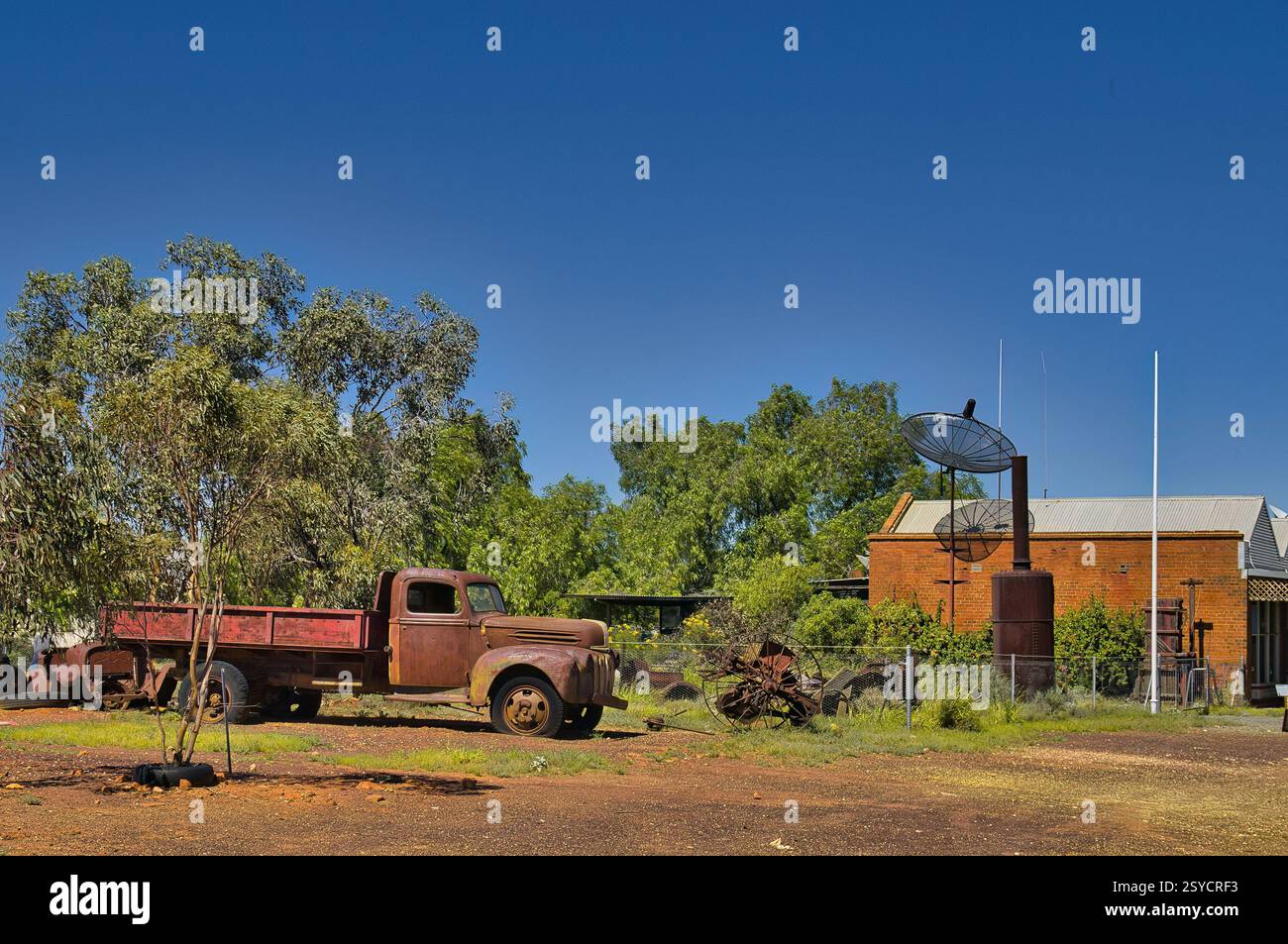 Rusty, ha abbandonato un vecchio camion nell'entroterra australiano. Città fantasma di Kookynie, contea di Menzies, Australia Occidentale Foto Stock