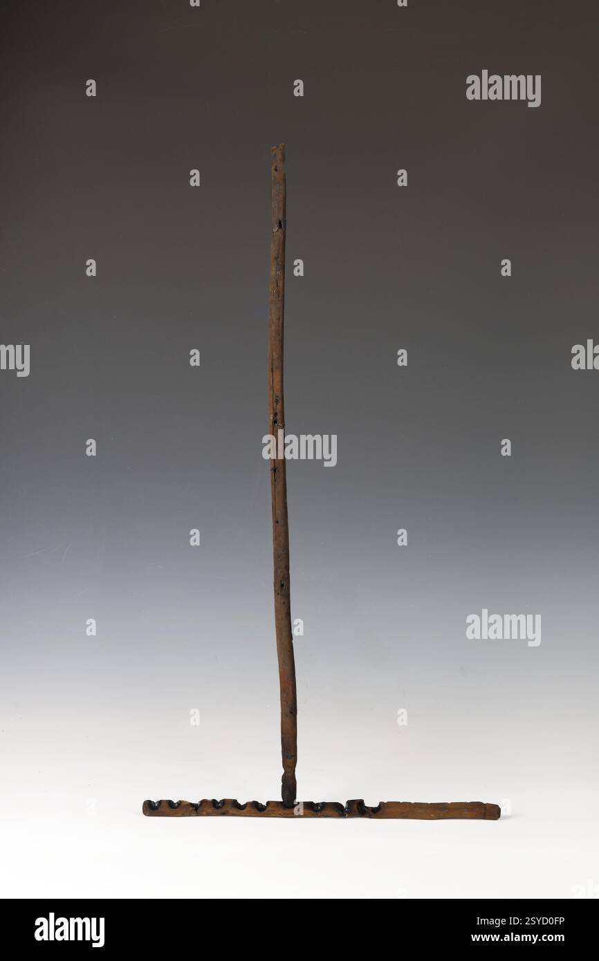 Nanchino. 28 febbraio 2025. Questa foto scattata il 7 gennaio 2025 mostra un set di strumenti per la perforazione antincendio rinvenuto nel sito archeologico di Caoyangang nella provincia cinese di Jiangsu. PER ANDARE CON un set di strumenti per la produzione di incendi di 7.000 anni, rinvenuto nella Cina orientale, credito: Xinhua/Alamy Live News Foto Stock