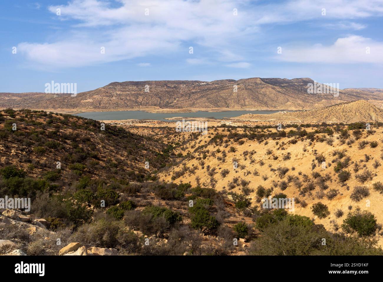 Situato nella catena montuosa dell'alto Atlante del Marocco, vicino a Imsouane, il lago artificiale di Barrage Moulay Abdellah è stato creato da una diga. Foto Stock