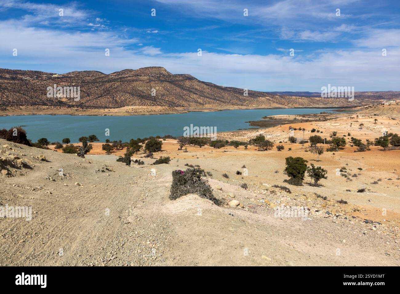 Situato nella catena montuosa dell'alto Atlante del Marocco, vicino a Imsouane, il lago artificiale di Barrage Moulay Abdellah è stato creato da una diga. Foto Stock