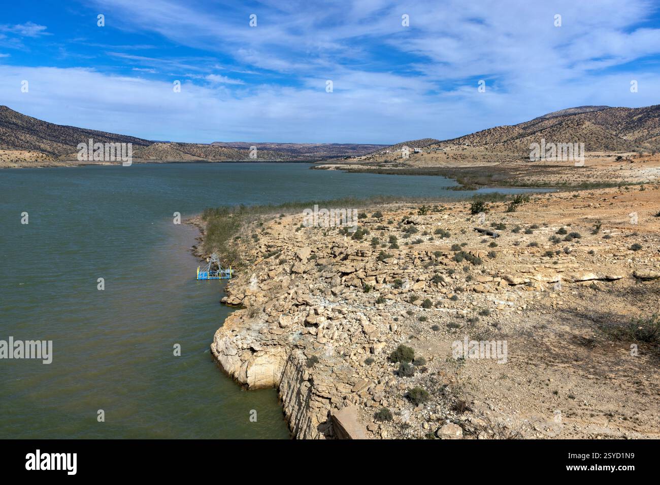 Situato nella catena montuosa dell'alto Atlante del Marocco, vicino a Imsouane, il lago artificiale di Barrage Moulay Abdellah è stato creato da una diga. Foto Stock
