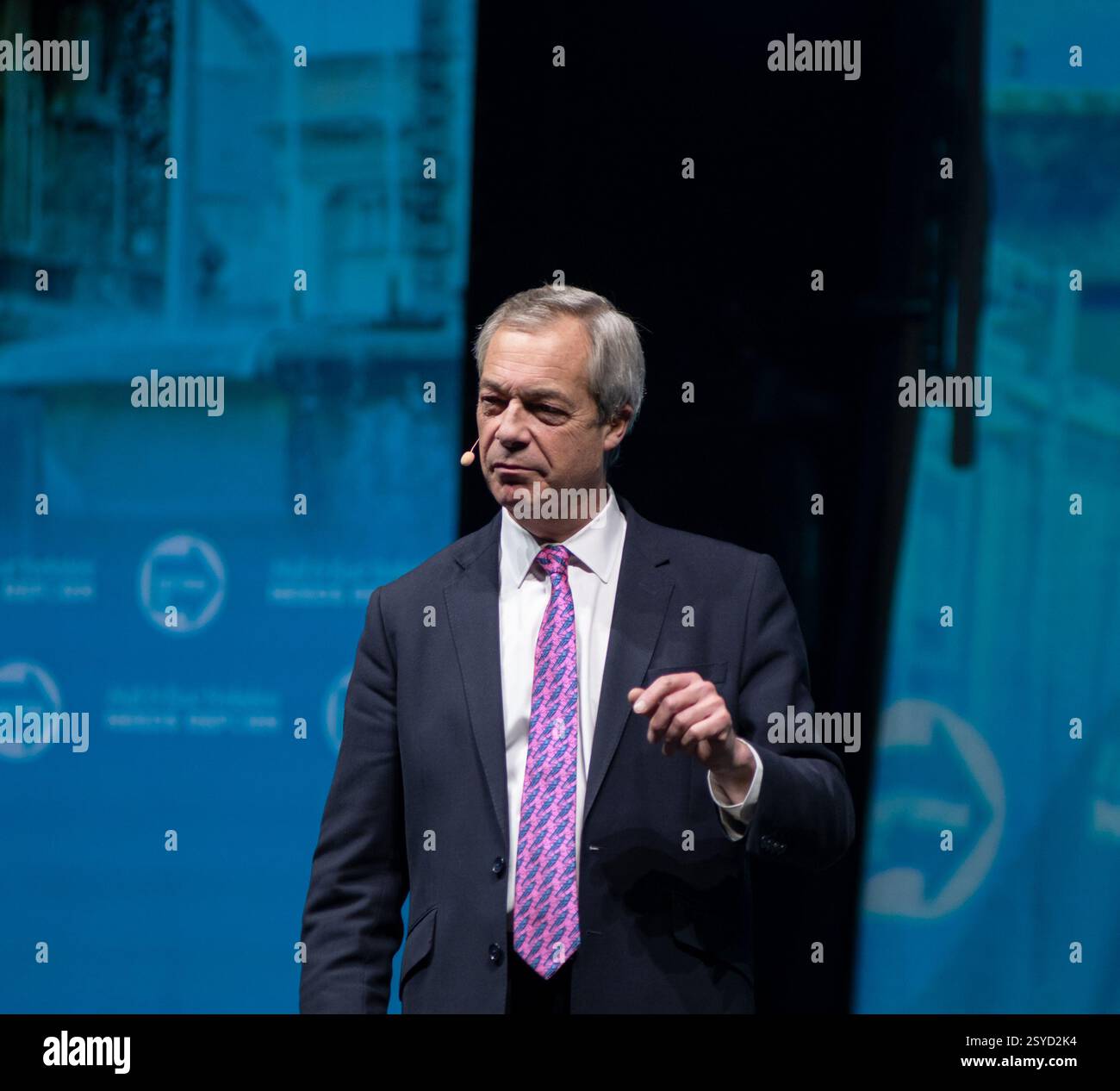 Febbraio 28th Hull, East Yorkshire, Regno Unito. Nigel Farage presenta il candidato Mayoral per la riforma del Regno Unito al Connexin di Hull. NELLA FOTO: Bridget Catterall/AlamyLiveNews Foto Stock