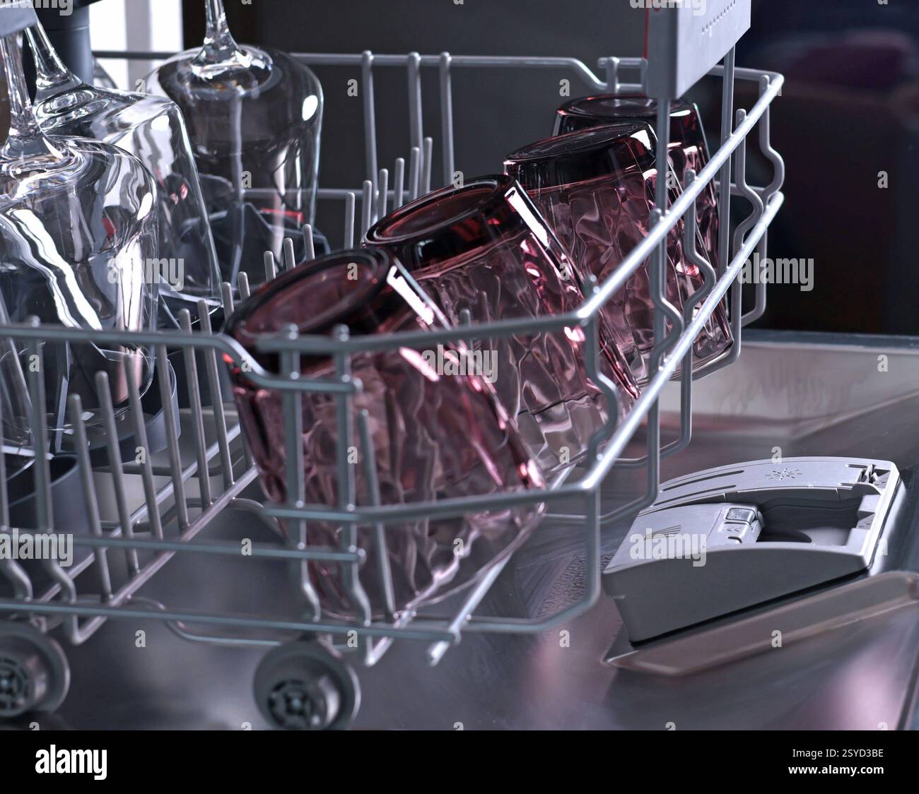 Bicchieri da vino in lavastoviglie. Pulito e ordinato. Organizzare i piatti sul supporto, caricare gli oggetti sporchi. Foto Stock
